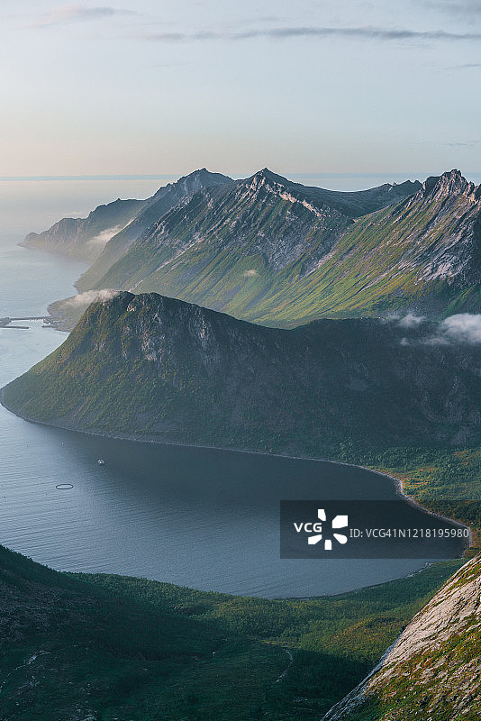 塞尼亚岛山脉的壮丽景色图片素材