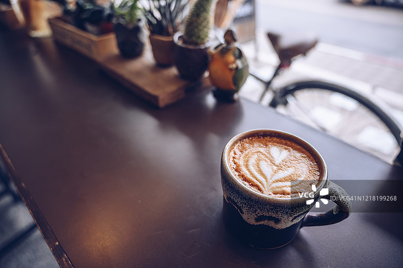窗边的热拿铁咖啡图片素材