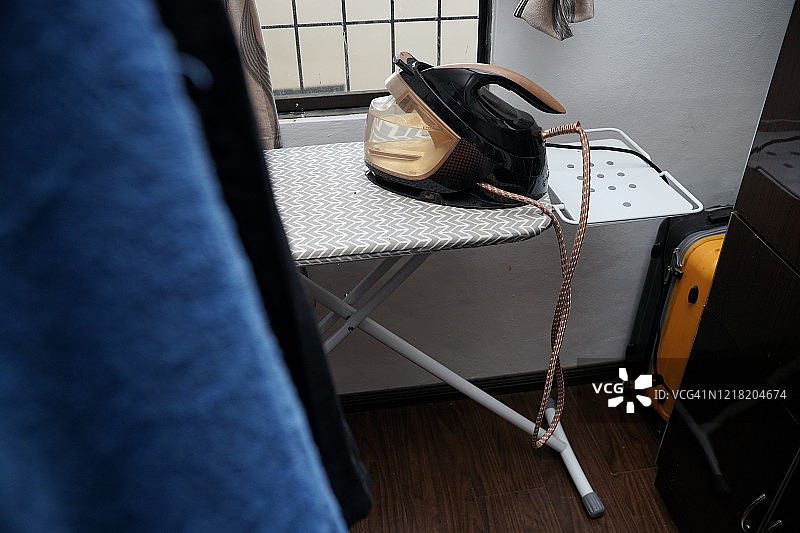 室内蒸汽熨斗熨烫衣服图片素材