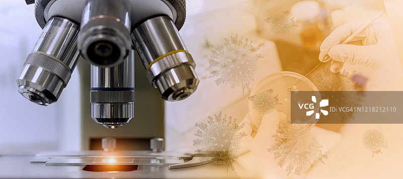 微生物学家在实验室检查微生物结果的显微镜特写图片素材