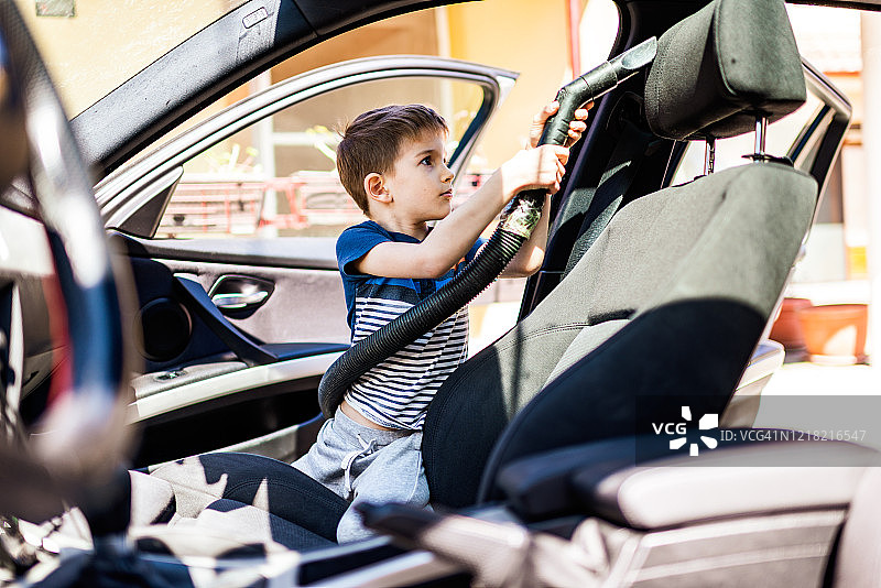 男孩清洁家用汽车内饰图片素材