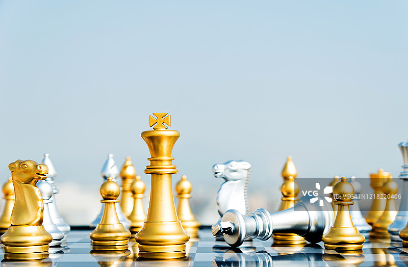 棋盘上的银色国王棋子图片素材