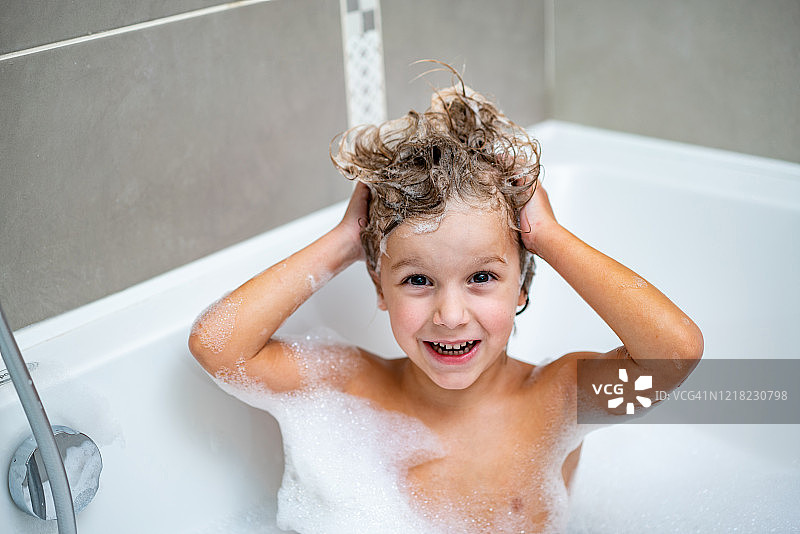 小男孩洗头图片素材