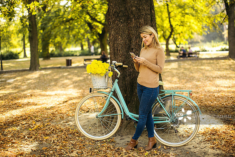 年轻女子在户外骑自行车图片素材
