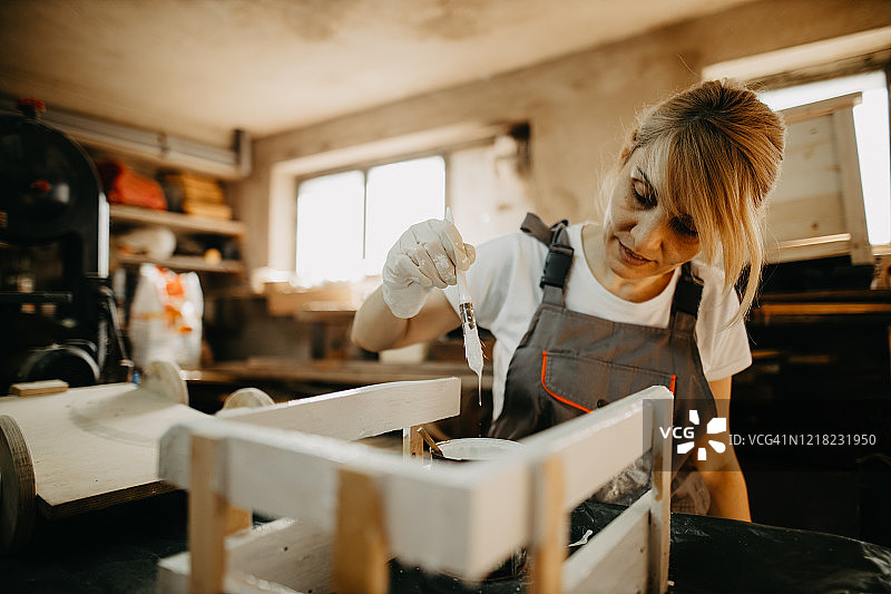 隔离制作新生儿摄影道具的女工匠图片素材