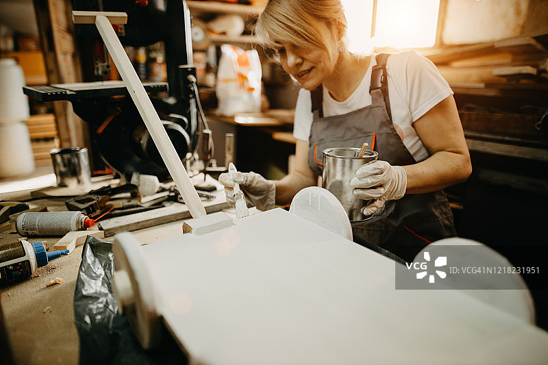 隔离制作新生儿摄影道具的女工匠图片素材