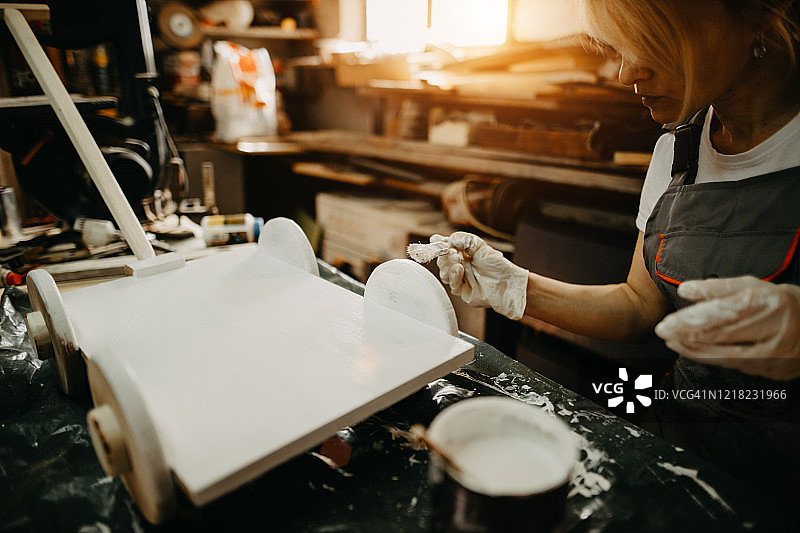 隔离制作新生儿摄影道具的女工匠图片素材