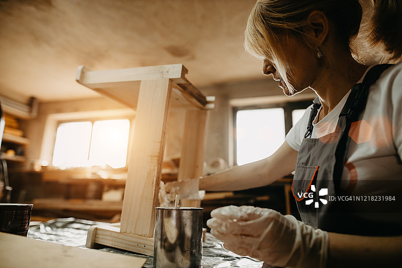 隔离制作新生儿摄影道具的女工匠图片素材