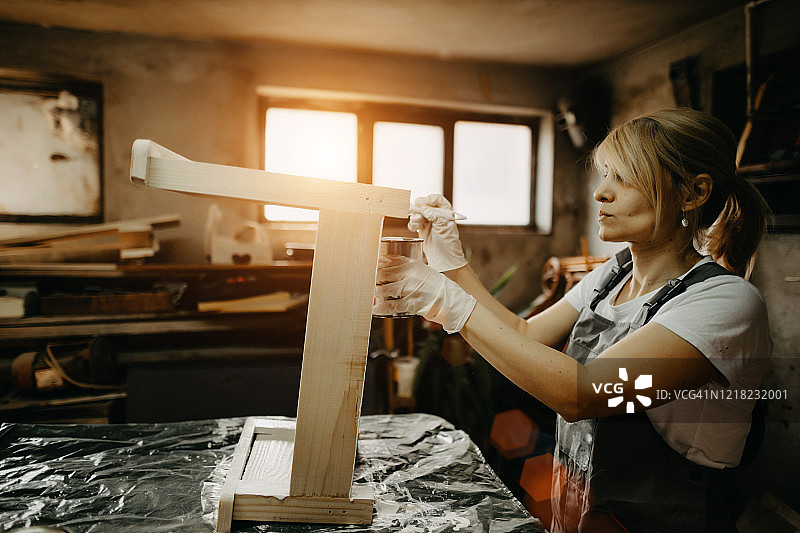 隔离制作新生儿摄影道具的女工匠图片素材