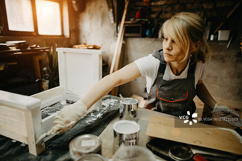 隔离制作新生儿摄影道具的女工匠图片素材