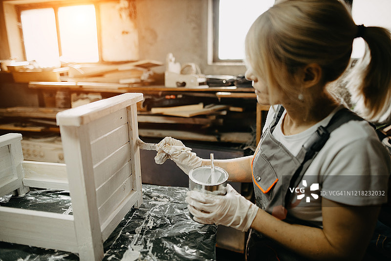 隔离制作新生儿摄影道具的女工匠图片素材