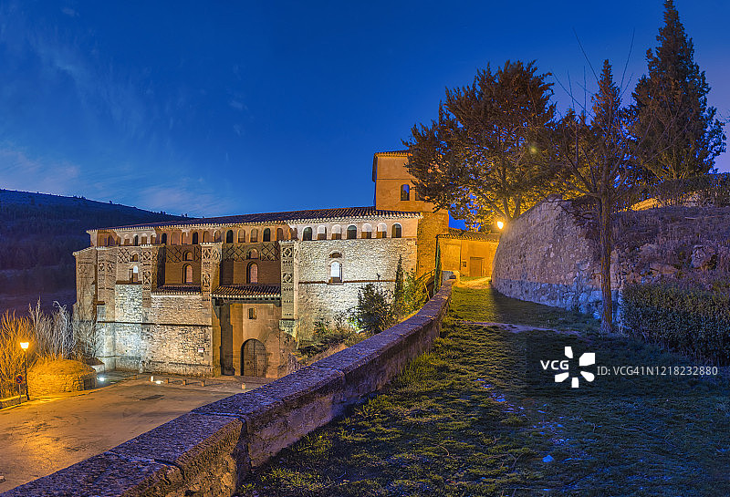 西班牙阿拉贡特鲁埃尔省阿尔瓦拉辛的黎明时分的圣玛利亚教堂图片素材