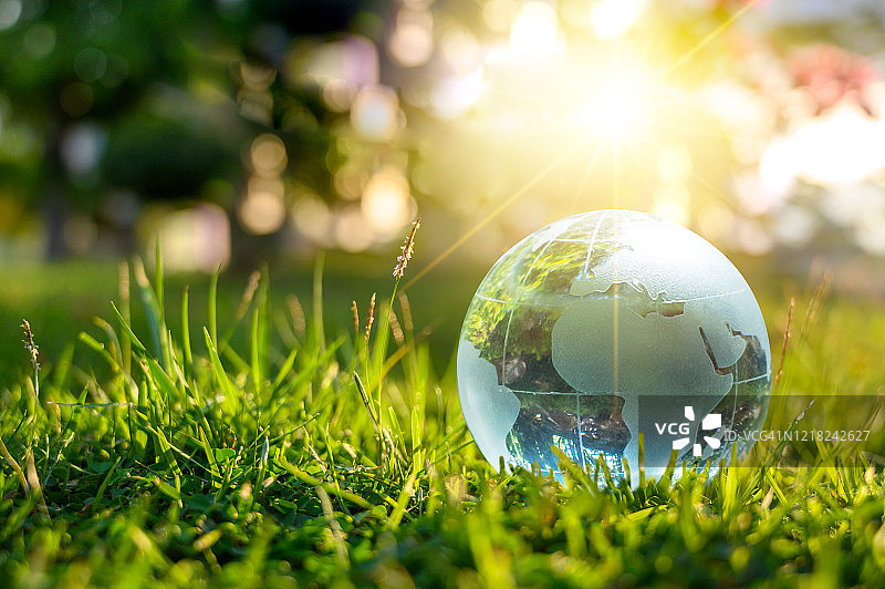 拯救世界，保护环境概念：绿色背景下的地球图片素材