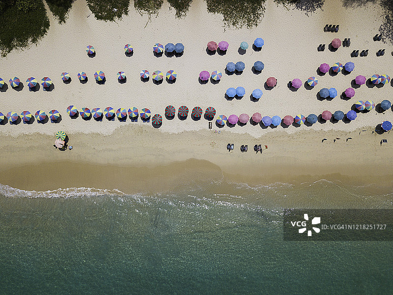 普吉岛苏林海滩鸟瞰，有美丽的海滩椅图片素材