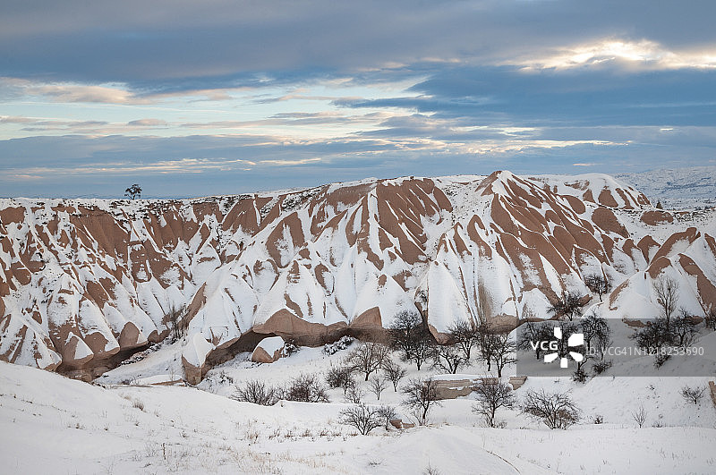 土耳其中部安纳托利亚内夫谢希尔冬季的卡帕多西亚地区图片素材