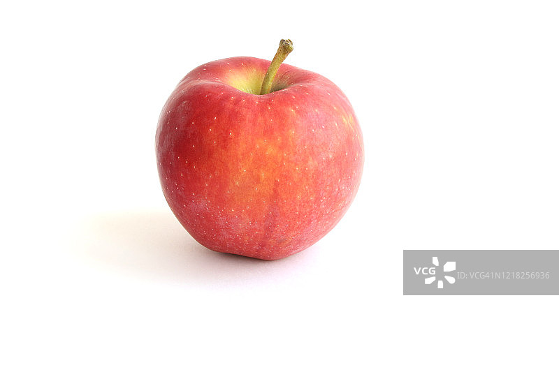 白色背景上孤立的红色嘎啦苹果图片素材