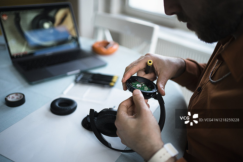 修复损坏的耳机方法图片素材