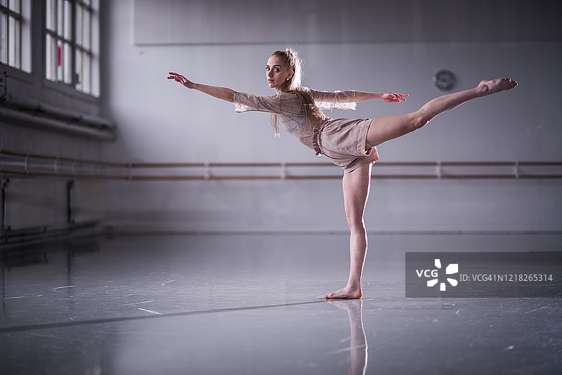 爵士芭蕾舞者工作室训练图片素材