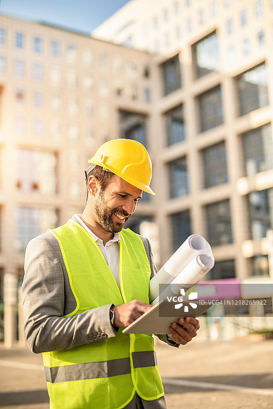 快乐的工程师使用平板电脑图片素材