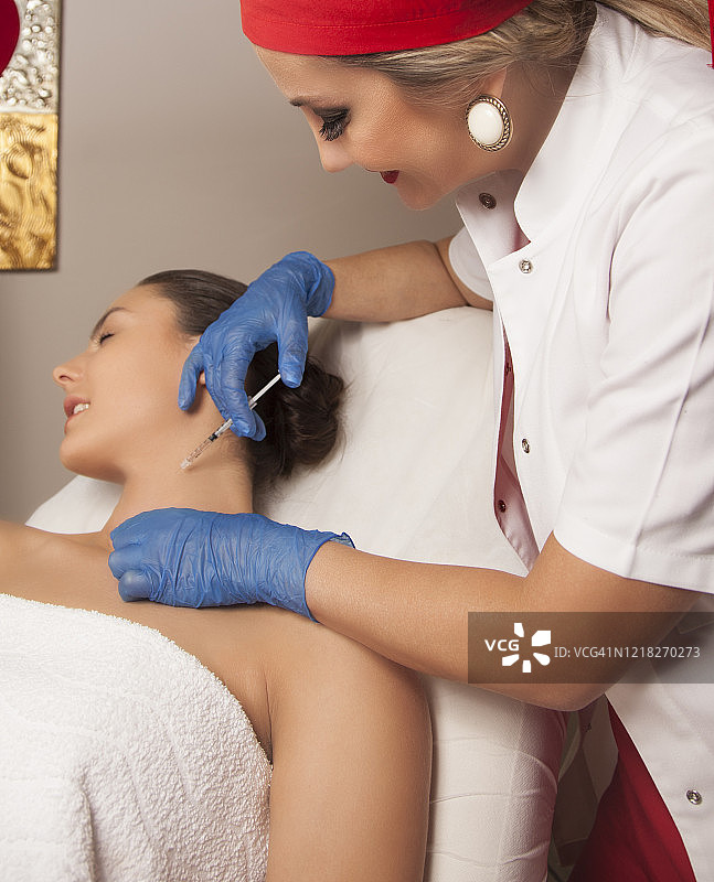 皮肤科医生为患者进行肉毒杆菌治疗图片素材