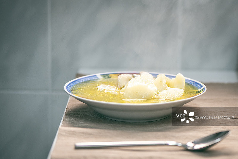 餐桌上的一盘热汤配土豆和白鱼图片素材