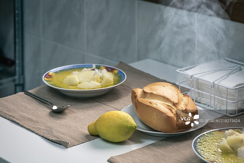 两盘鱼肉土豆汤配面包和柠檬图片素材