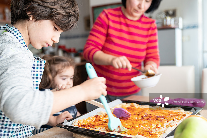母女在厨房一起做披萨图片素材