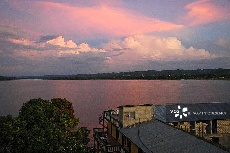 危地马拉弗洛雷斯彼aten伊察湖的壮丽日落图片素材