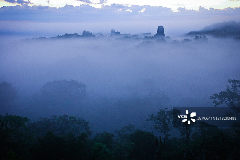 危地马拉蒂卡尔晨雾中的玛雅神庙图片素材