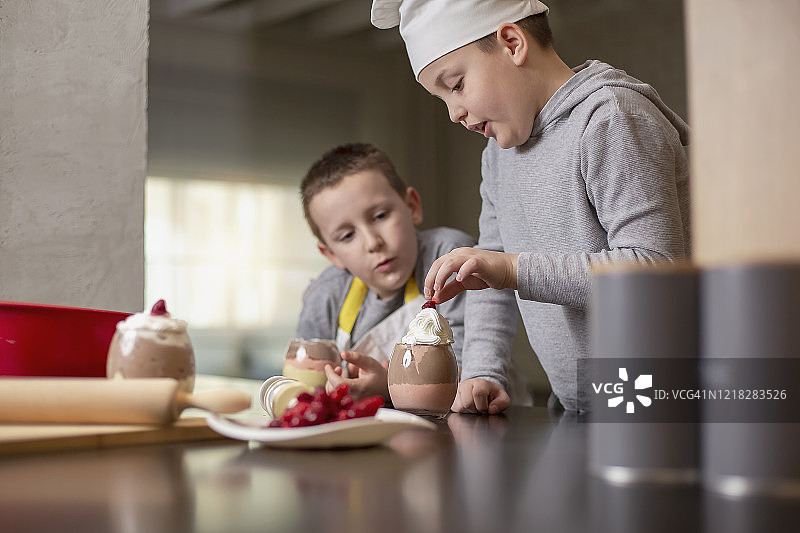 两个男孩在家准备甜点图片素材