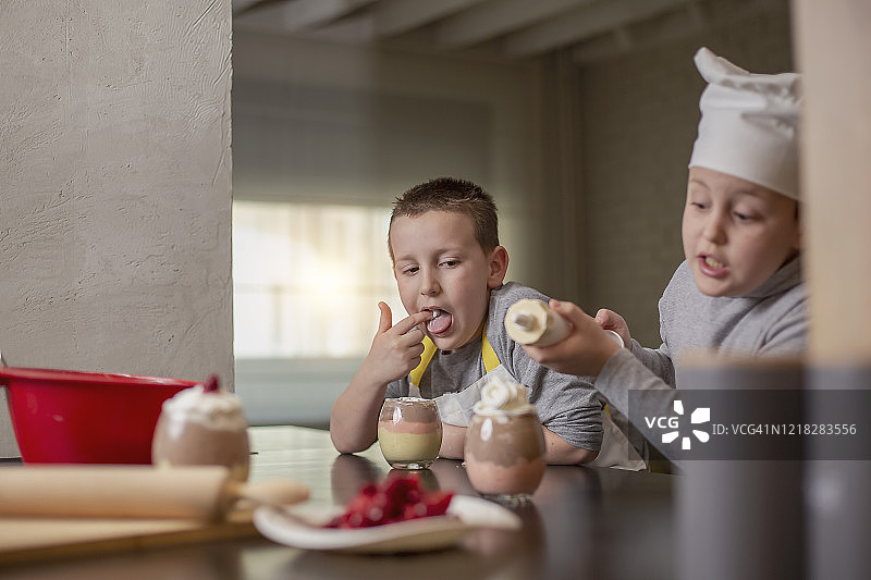 两个男孩在家准备甜点图片素材