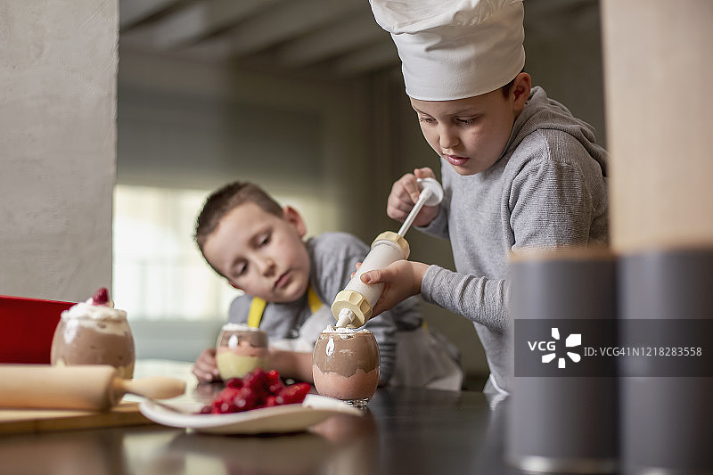 两个男孩在家准备甜点图片素材