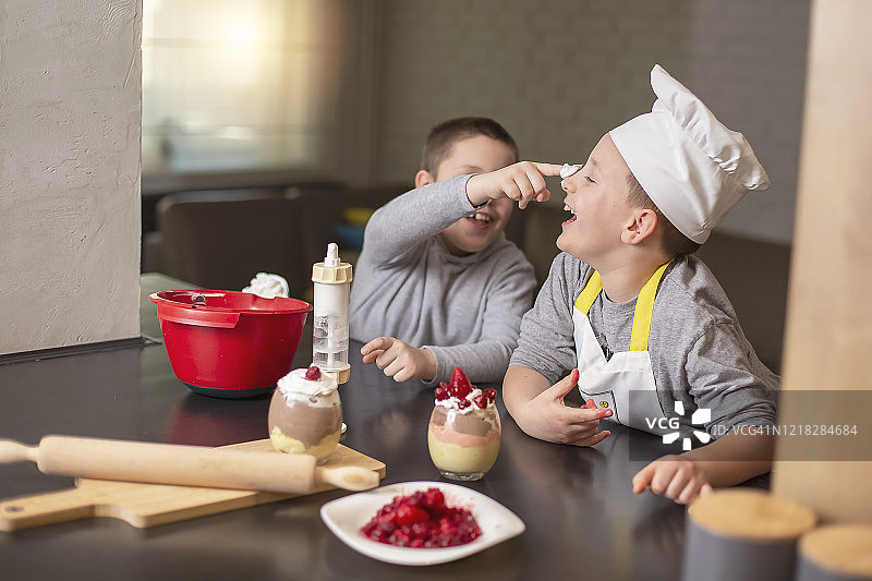 两个男孩在家准备甜点图片素材