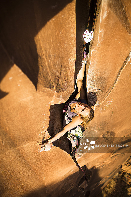 犹他州摩押附近的攀岩活动图片素材