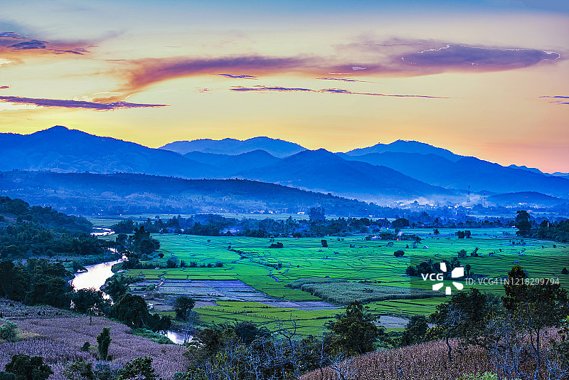 泰国清迈府湄占日落时稻田风景图片素材