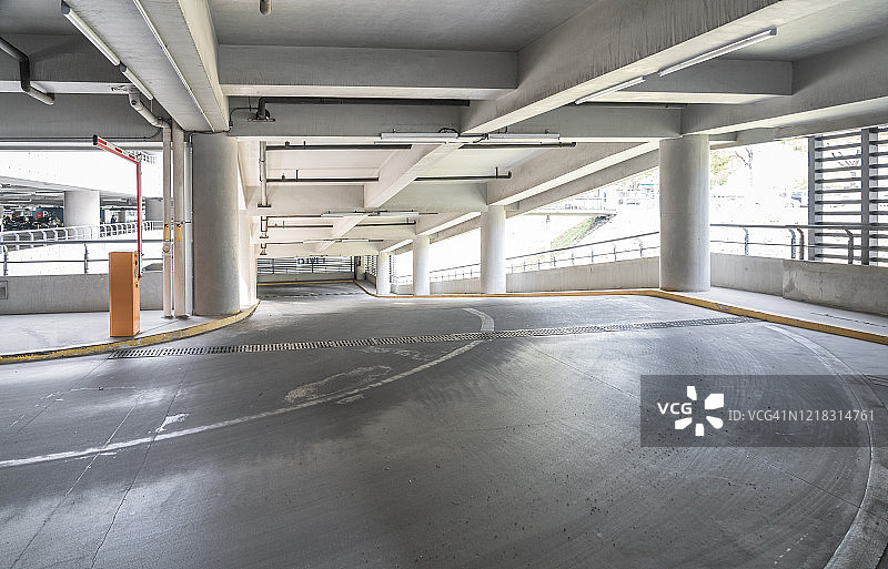 上海虹桥机场停车场车辆出口通道图片素材