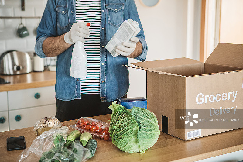 疫情期间给食品消毒图片素材