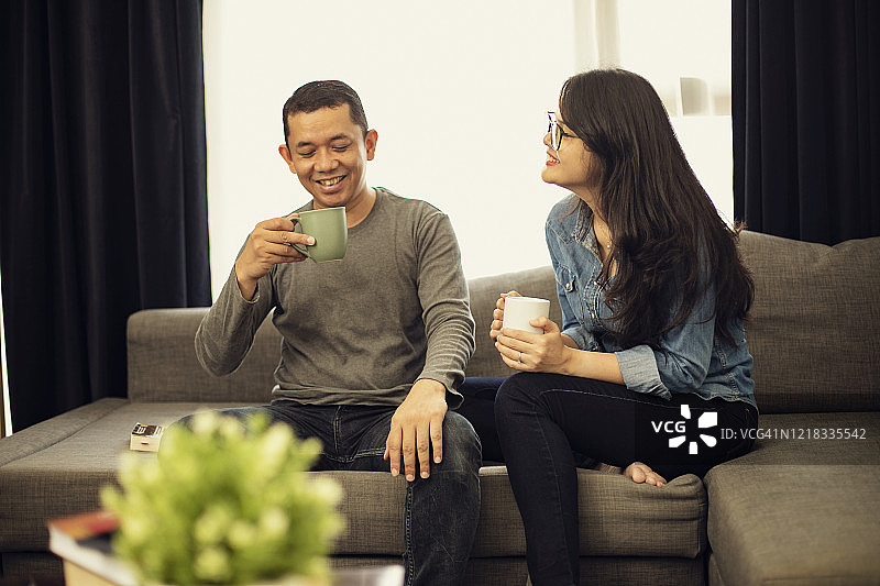 情侣在新家沙发上放松图片素材