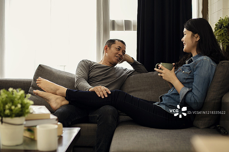 情侣在新家沙发上放松图片素材