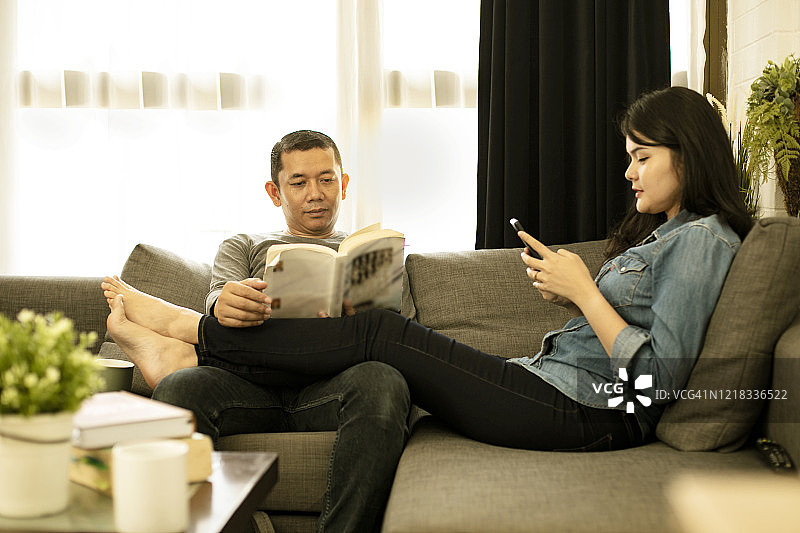 情侣在新家沙发上放松图片素材