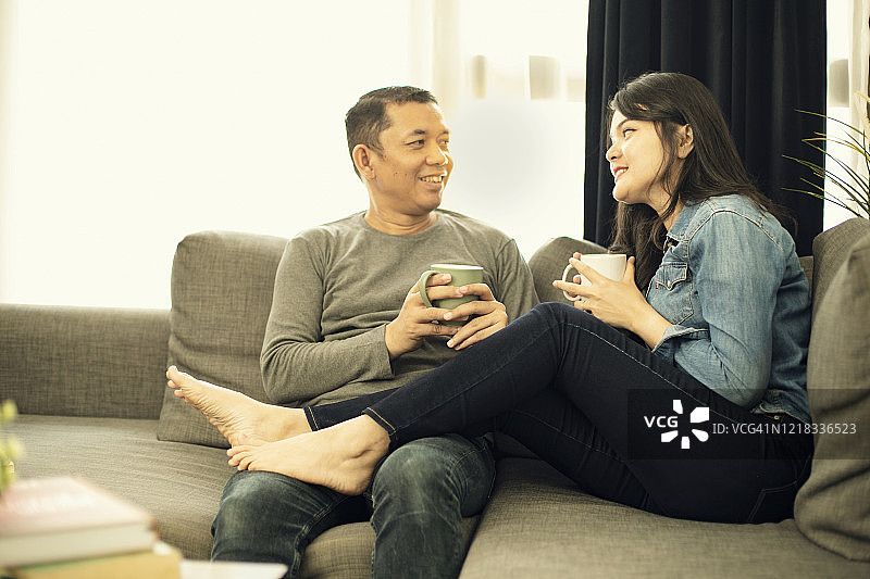 情侣在新家沙发上放松图片素材