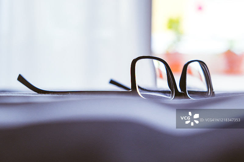 床上的眼镜特写图片素材