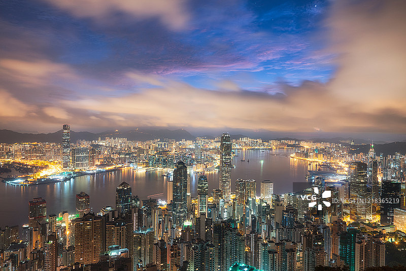灯火通明的中国香港市区和维多利亚港图片素材