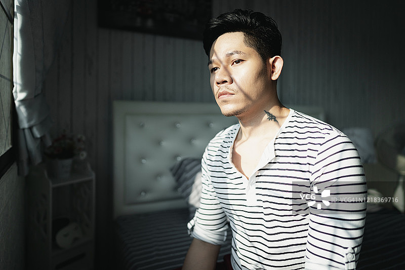 亚洲男人卧室孤独一人图片素材