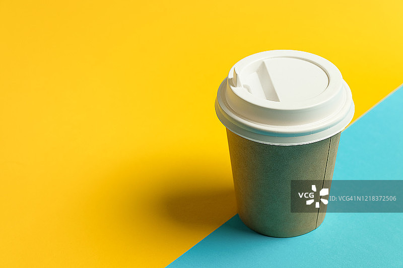 蓝黄色背景上的咖啡茶一次性纸杯图片素材