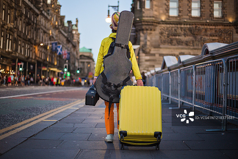 旅行中携带吉他的彩色音乐人图片素材