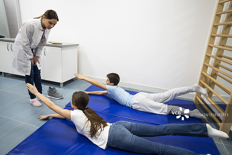 背部矫正训练图片素材