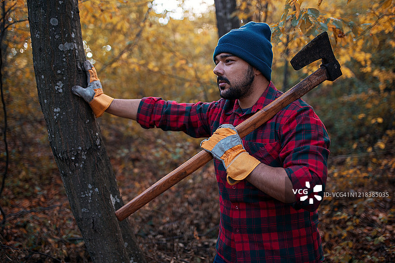 森林里强壮的年轻伐木工人图片素材