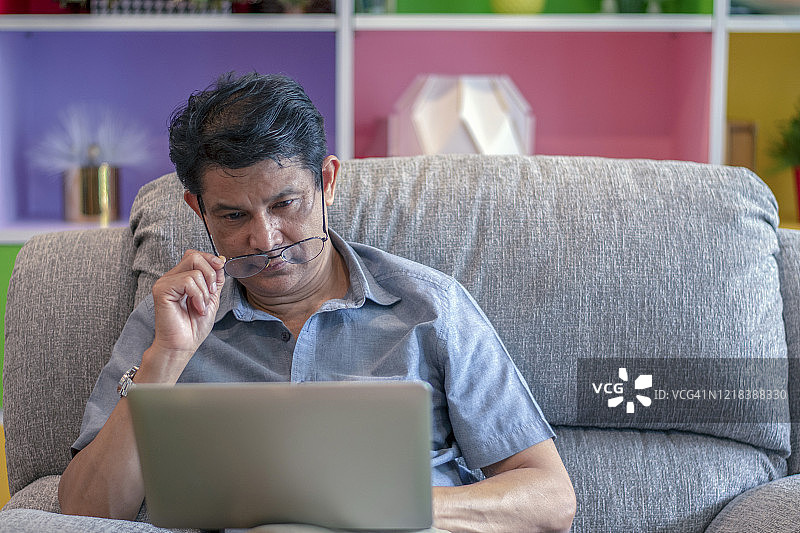 在家工作的年轻男人图片素材