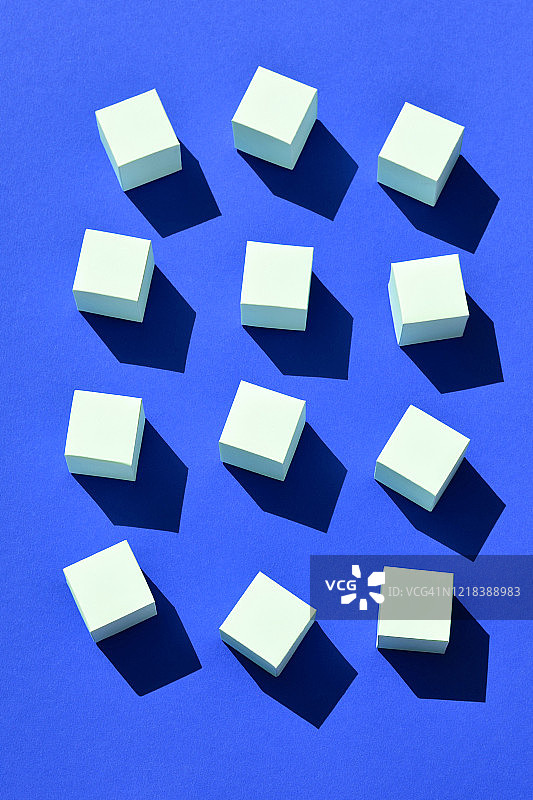 蓝色背景上的白色纸立方体图片素材